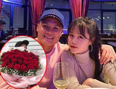 Kỷ niệm 1 tháng yêu, Quang Hải tặng Huỳnh Anh bó hoa hồng siêu khổng lồ