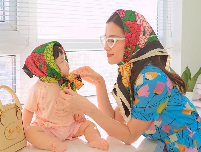 Đông Nhi và con gái vô cùng đáng yêu với khăn đôi rực rỡ