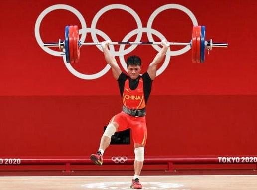 Đứng 1 chân nâng tạ, VĐV Trung Quốc đoạt HCV Olympic Tokyo!