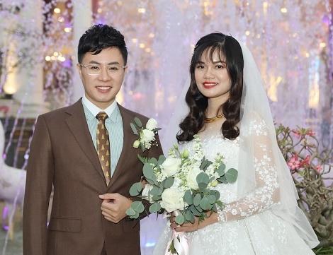 MC Lê Anh bất ngờ làm đám cưới với thạc sĩ du lịch kém 10 tuổi