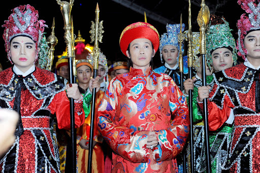 Hoài Linh đóng cửa nhà thờ dịp giỗ Tổ sân khấu