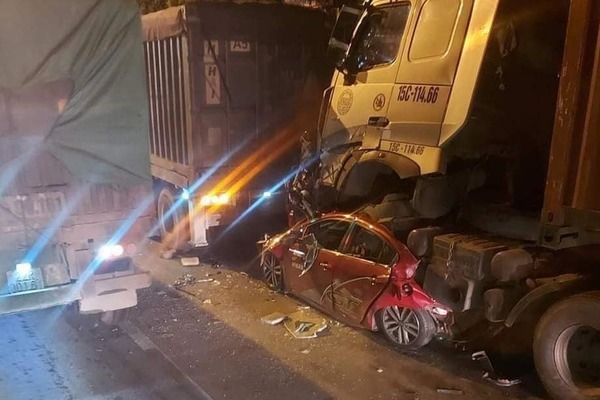 Xe container chồm lên nóc ô tô, cán 3 người tử vong ở Hà Nội