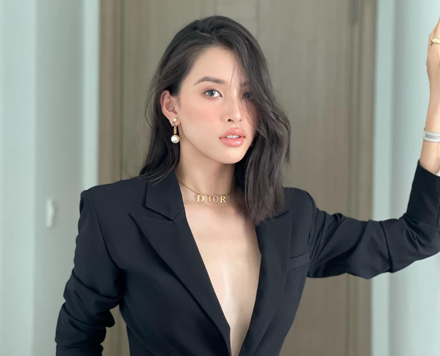 Hoa hậu Tiểu Vy diện váy xẻ sâu lấp ló vòng 1 gợi cảm