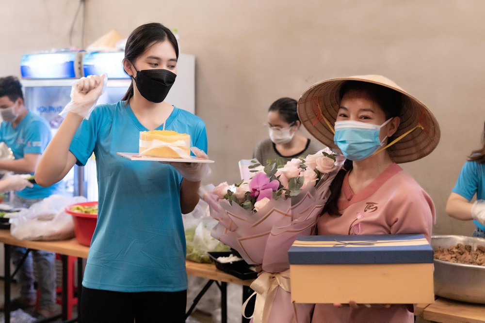 Hoa hậu Tiểu Vy được tặng quà là gạo, nước mắm trong ngày sinh nhật giữa mùa dịch