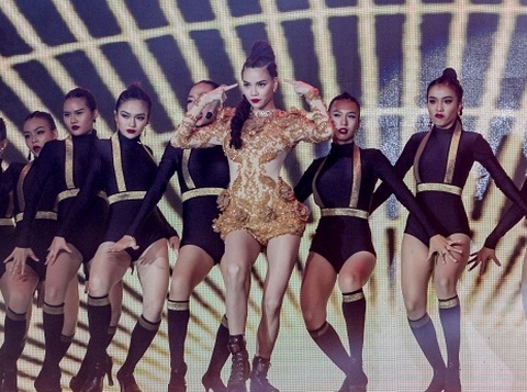 Hồ Ngọc Hà 'đốt cháy' đêm chung kết X-Factor với vũ đạo sexy, bốc lửa