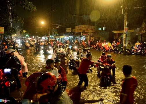 Ôtô, xe máy bị nhấn chìm sau trận mưa lớn ở Sài Gòn