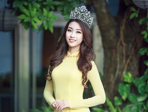 Hoa hậu Mỹ Linh diện áo dài dự Ngày hội cựu sinh viên