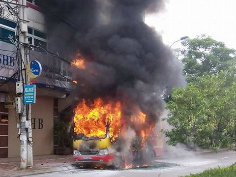Xe buýt bốc cháy ngùn ngụt trên đường Hà Nội