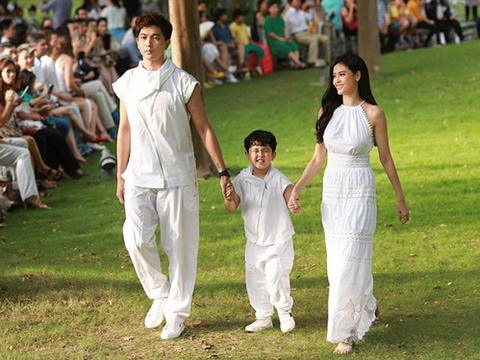 Con trai Trương Quỳnh Anh nhí nhảnh catwalk cùng bố mẹ