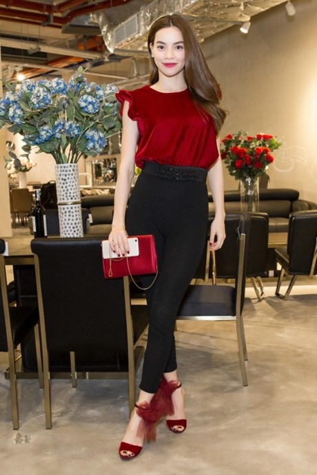 Chiếc áo nhung tay bèo của Zara được Hà Hồ kết hợp khéo léo cùng phụ kiện giày, túi đỏ.