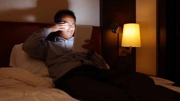 Sử dụng các thiết bị điện tử liên tục trước khi ngủ là nguyên nhân khiến lượng đường trong máu tăng cao.