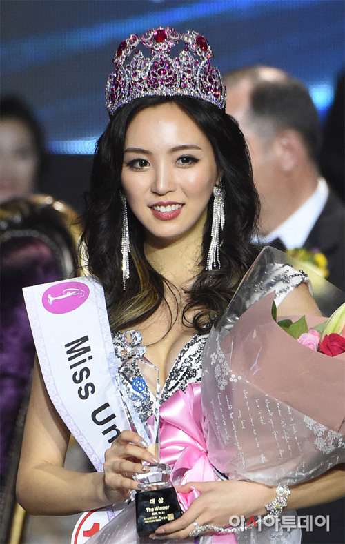 Tân Hoa hậu Hoàn Vũ Hàn Quốc xinh đẹp trong giây phút đăng quang  Được biết người đẹp Hàn Quốc năm nay 25 tuổi. Cô có chiều cao khủng 1m72 nặng 52kg. Số đo ba vòng lần lượt là: 92 - 61 - 92. Chiến thắng trong cuộc thi này giúp cô trở thành gương mặt đại diện cho xứ sở Kim Chi tham dự cuộc thi Miss Universe 2017.