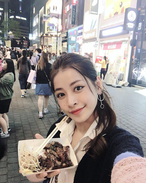Chi Pu thưởng thức ẩm thực vỉa hè ở Hàn Quốc, cô check in khu Myeong Dong nổi tiếng ở Seoul: 