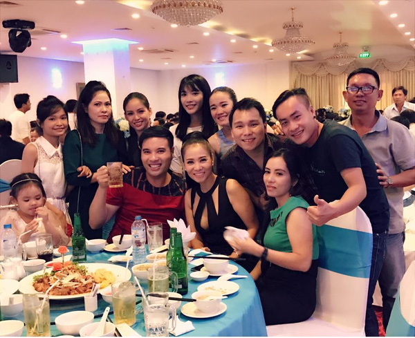 Thu Minh cùng bạn bè vui vẻ tham dự tiệc cưới của một nhân viên.
