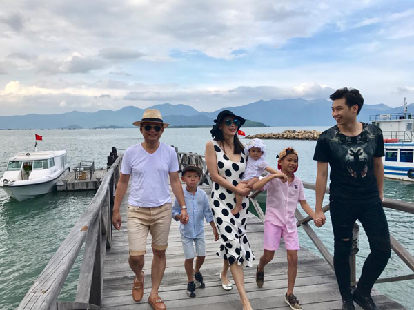 Hà Kiều Anh cùng con gái út vừa trở về từ Canada đã tức tốc đi chơi ở Nha Trang. Hoa hậu khoe con trai cả chững chạc, người lớn.