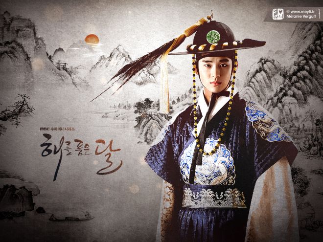 Nhắc đến những tạo hình hoàng tộc đẹp nhất trong phim Hàn, chắc chắn không thể quên Kim Soo Hyun trong “bom tấn” Mặt trăng ôm mặt trời.