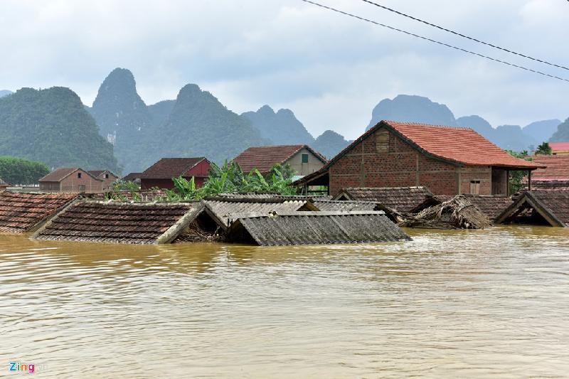 Xã Tân Hóa (huyện Minh Hóa, Quảng Bình) là vùng rốn lũ của sông Rào Nậy. Nơi đây có 668 hộ thì tất cả nhà cửa đều chìm trong nước.