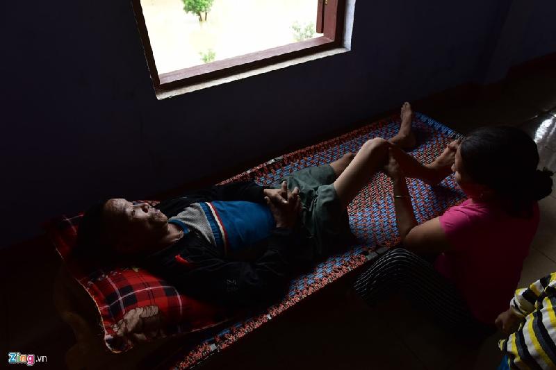 Không có nhà nổi, nước lại ngập quá nóc nhà, ông Thái Bình (55 tuổi) lại bị tai biến không thể đi lại. Con trai phải cõng ông lên tầng 3 của trường tiểu học để tránh lũ.