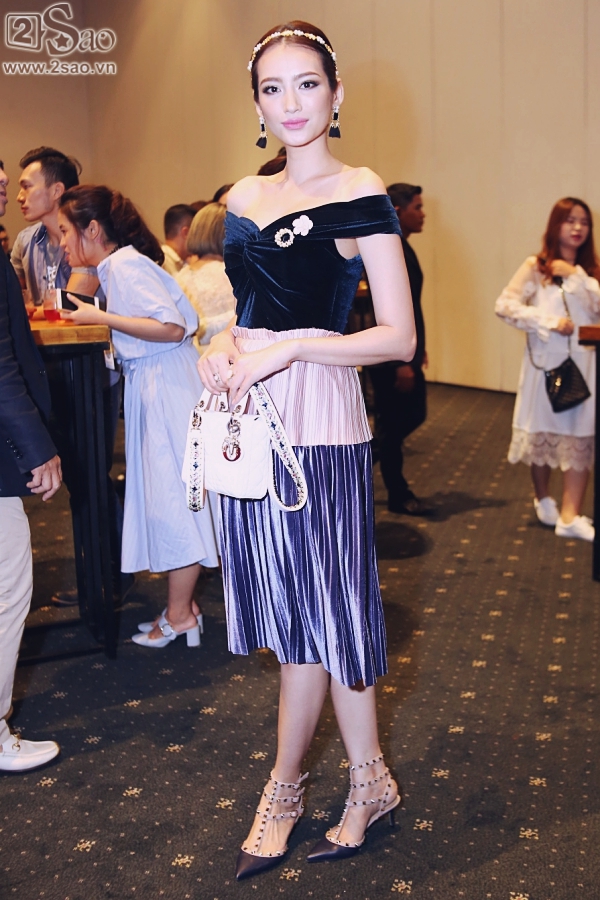 Hoa hậu thời trang 2007 Trúc Diễm phối đồ theo phong cách nữ tính với bộ váy xếp ly đến  từ BST của NTK Giao Linh cùng giày Rockstud của Valentino và túi Lady Dior.