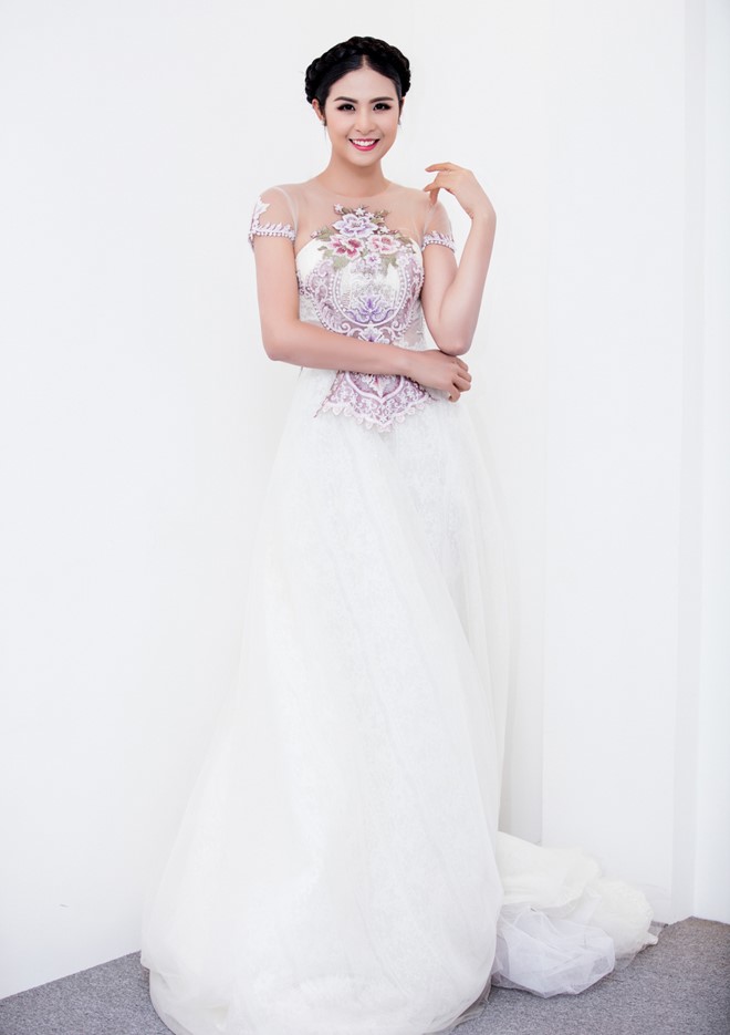 Hoa hậu Ngọc Hân diện đầm voan trắng với điểm nhấn là họa tiết hoa văn trước ngực. 