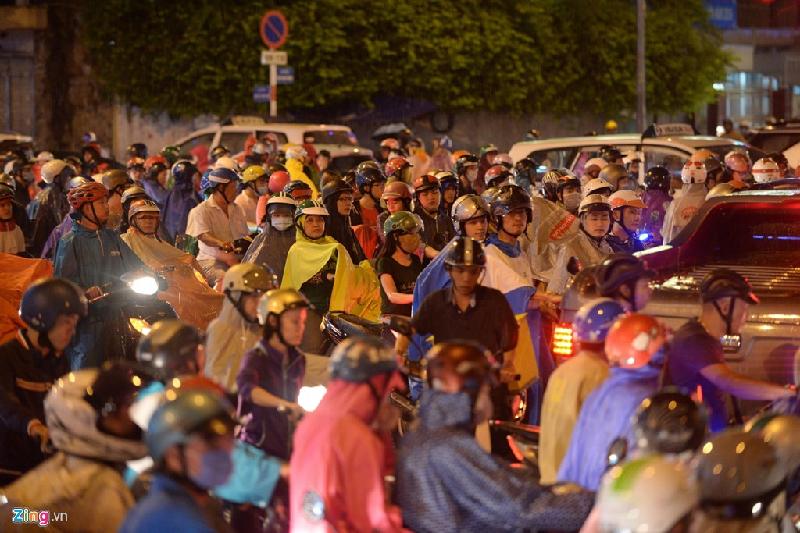 Ngã tư Cách Mạng Tháng Tám - Nguyễn Thị Minh Khai có giao thông khá phức tạp. Xe cộ đan xen gây ùn ứ nghiêm trọng.