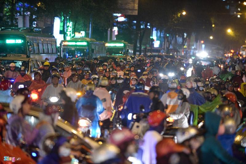 Xe cộ chật như nêm trên đường Nguyễn Thị Minh Khai.