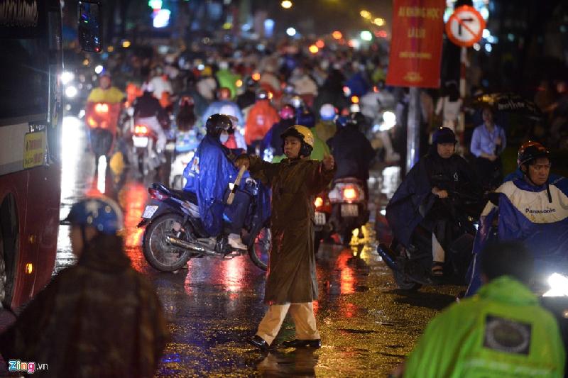 Cảnh sát giao thông mướt mồ hôi điều tiết giao thông trên đường Nguyễn Thị Minh Khai, quận 3. 