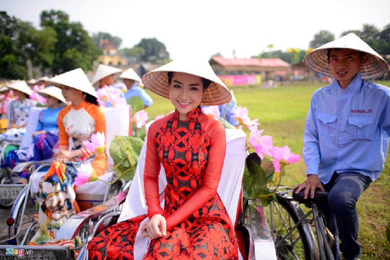 Sáng 16/10, trong khuôn khổ Festival áo dài 2016, hơn 100 nghệ sĩ, người đẹp cùng 100 thiếu nữ Hà Nội có mặt tại Hoàng thành Thăng Long tham gia lễ diễu hành Áo dài trên các tuyến phố.