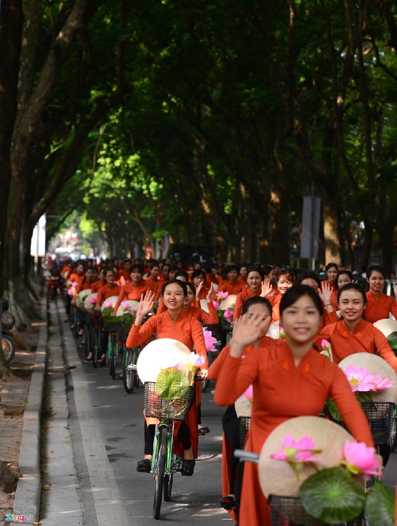 Đoàn xe đạp của các thiếu nữ dạo qua đường Phan Đình Phùng.