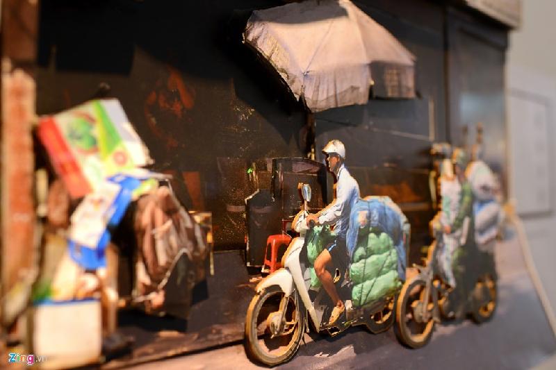 Những chiếc xe đạp, xích lô, xe đẩy chở hàng, xe máy đặc trưng không chỉ của người dân khu tập thể mà của cả Việt Nam được đưa vào khá nhiều trong các tác phẩm.