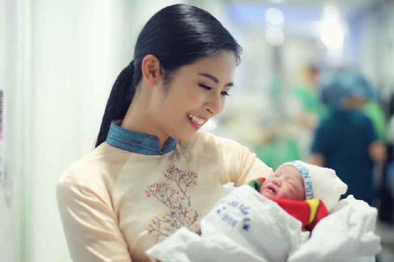 Hình ảnh mới nhất của con gái Hồng Quế được Hoa hậu Ngọc Hân chia sẻ.