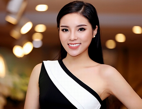 Hoa hậu Kỳ Duyên vai trần gợi cảm bất ngờ xuất hiện tại Hà Nội