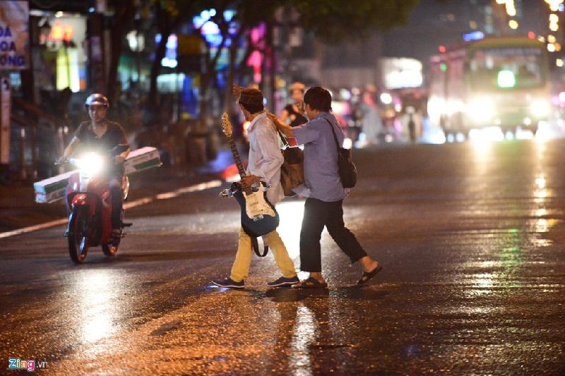 Đường Nguyễn Hữu Thọ chỉ thông thoáng đoạn hướng về quận 1. Theo dự báo của Đài Khí tượng Thủy văn Nam bộ, đêm nay và chiều mai TP.HCM tiếp tục có mưa kết hợp triều cường.