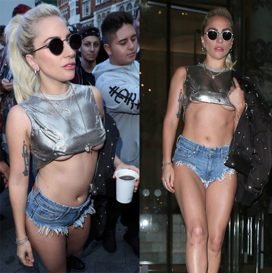 Vốn mang phong cách thời trang táo bạo, đây là chiếc áo phải có trong tủ đồ của nữ ca sĩ Lady Gaga.