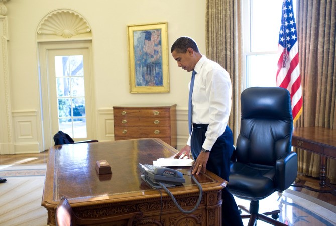 Ông Obama bắt đầu công việc trên cương vị ông chủ Nhà Trắng tại Phòng Bầu dục vào buổi sáng ngày 21/1/2009. Theo 