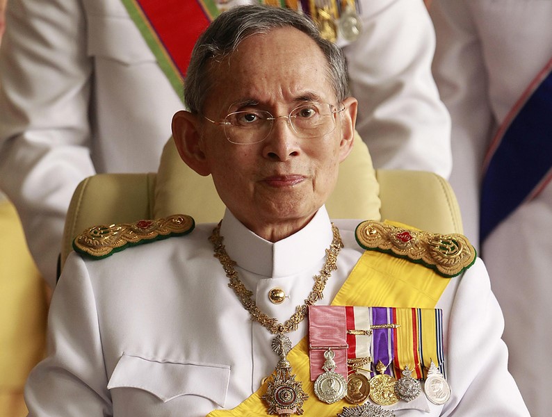 Quốc vương Thái Lan Bhumibol Adulyadej là một trong những vị vua có thời gian trị vì lâu nhất thế giới. Trong 7 thập kỷ trị vì, ông được toàn thể nhân dân Thái Lan tôn kính và coi như Phật sống. Nhà vua vừa băng hà ở tuổi 88. Ảnh: Reuters.           