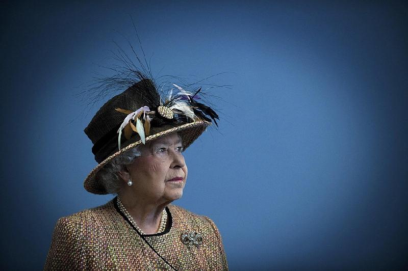  Nữ hoàng Anh Elizabeth II đang xem nội thất mới tân trang tại trường King’s College. London. Năm 2012, nước Anh kỷ niệm 60 trị vì của bà. Elizabeth II không chỉ là nữ hoàng Anh mà còn là hình ảnh đại diện của 16 quốc gia thuộc Khối thịnh vượng chung như Canada, New Zealand... Ảnh: Reuters.  