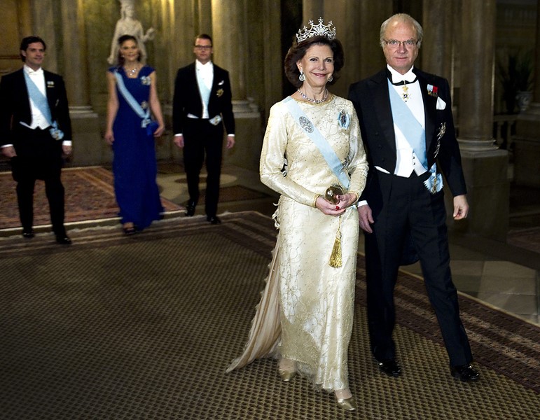 Quốc vương Thụy Điển Carl Gustaf XVI cùng Hoàng hậu Silvia trên đường tới bữa ăn tối dành cho các vị vua nhân sự kiện trao giải Nobel văn học tại cung điện hoàng gia ở Stockholm. Ông lên ngôi vào năm 1973 ở tuổi 27 sau khi vị vua đương nhiệm là Gustaf VI Adolf qua đời. Quốc vương Carl Gustaf được đánh giá là một đấng quân vương điềm đạm với quan điểm cởi mở, điển hình cho nhân vật hoàng gia thời hiện đại. Ông cũng có thời thanh niên sôi nổi ít ai biết đến, được tiết lộ trong cuốn sách 