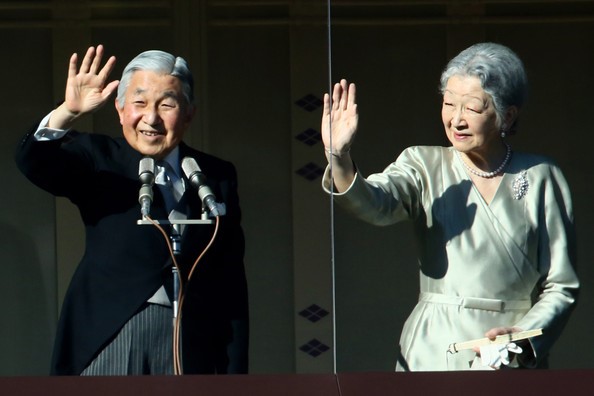 Nhật hoàng Akihito cùng Hoàng hậu Michiko vẫy tay trong buổi lễ chào mừng năm mới 2014 tại cung điện hoàng gia Tokyo. Trong bài phát biểu, ông chúc phúc cho toàn thể quốc dân Nhật Bản cũng như bày tỏ niềm cảm thông trước những người dân vẫn chịu ảnh hưởng từ trận động đất, sóng thần năm 2011. Ảnh: Getty.  