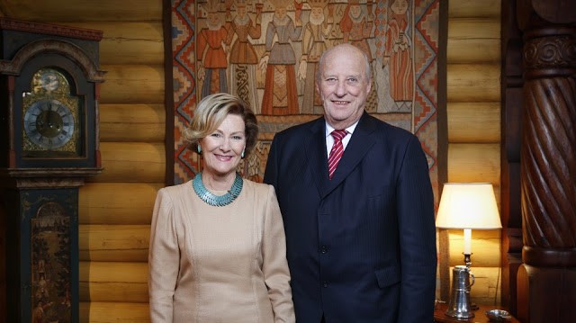 Vua Na Uy Harald cùng hoàng hậu Sonja. Ông đăng quang vào năm 1991 sau khi cha ông là vua Olav V băng hà. Phương châm 