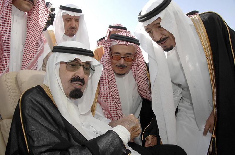 Quốc vương Abdullah bin Abd al-Aziz, người đứng đầu gia tộc Saud, là một trong những quốc vương nắm quyền lực lớn nhất thế giới. Gia tộc này nắm toàn quyền một vùng dự trữ dầu mỏ khổng lồ cũng như thánh địa Mecca, nơi mỗi năm có hàng triệu người Hồi giáo tham gia lễ hành hương. Ảnh: AP. 
