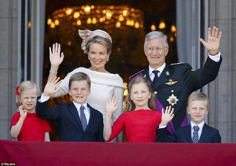 Hình ảnh gia đình Vua Bỉ Philippe cùng vợ và 4 con trong buổi lễ đăng quang tại cung điện hoàng gia. Trước đó, vua Albert II đã thoái vị và truyền lại ngôi vương cho con trai, kết thúc 20 năm trị vì. Ảnh: Reuters. 