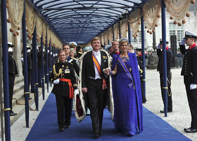 Vua Hà Lan Willem-Alexander và Nữ hoàng Maxima xuất hiện tại Nieuwe Kerk, thủ đô Amsterdam, Hà Lan ngay trước lễ đăng quang vào tháng 4/2013. Sau hơn một thế kỷ, Hà Lan mới có vị vua đầu tiên. Trước đó, các nữ hoàng là người cai quản đất nước. Ảnh: AP. 