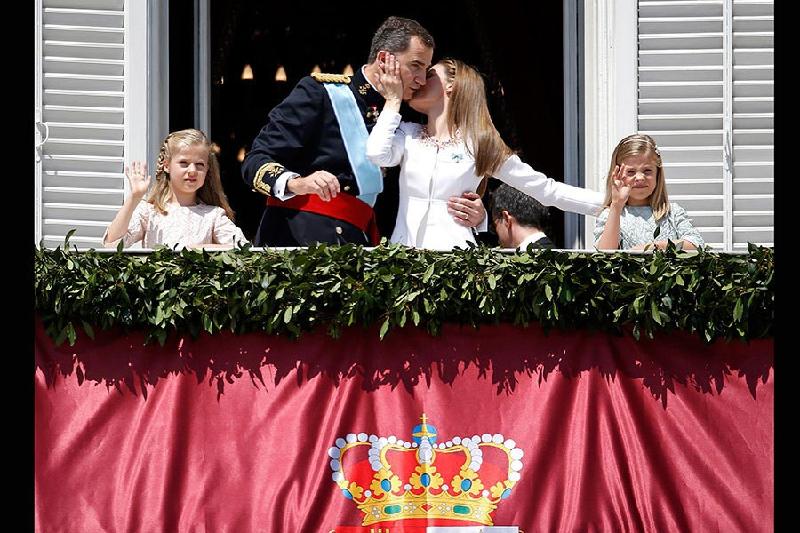 Vua Tây Ban Nha Felipe VI cùng Nữ hoàng Letizia và hai công chúa Sofia, Leonor xuất hiện trên ban công cung điện hoàng gia Madrid trong ngày đăng quang năm 2014. Đây là lần truyền ngôi đầu tiên của hoàng gia Tây Ban Nha kể từ khi khôi phục nền dân chủ. Trước đó, vua Juan Carlos đã nắm quyền kể từ sau cái chết của nhà độc tài Francis Franco vào năm 1975. Ảnh: Reuters. 