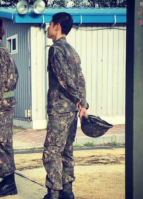 Mới đây, những hình ảnh Song Joong Ki trong bộ quân phục khi tham gia  buổi huấn luyện dự bị của quân đội được hé lộ. 