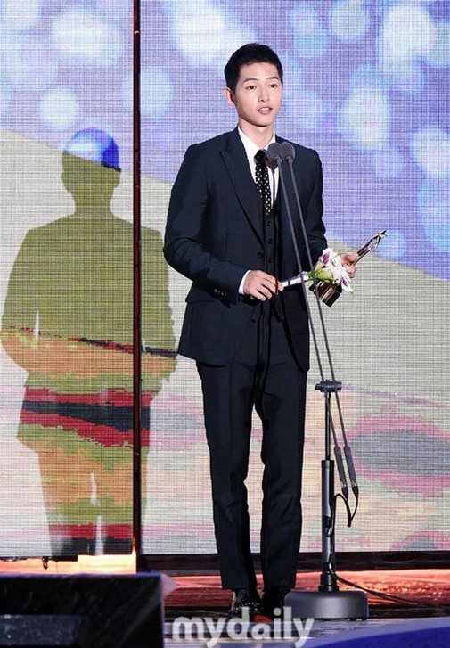  Hình ảnh gần đây nhất của Song Joong Ki khi xuất hiện tại một lễ trao giải. Trông nam diễn viên khá tiều tụy và kém sắc do lịch trình quay phim dày đặc. 
