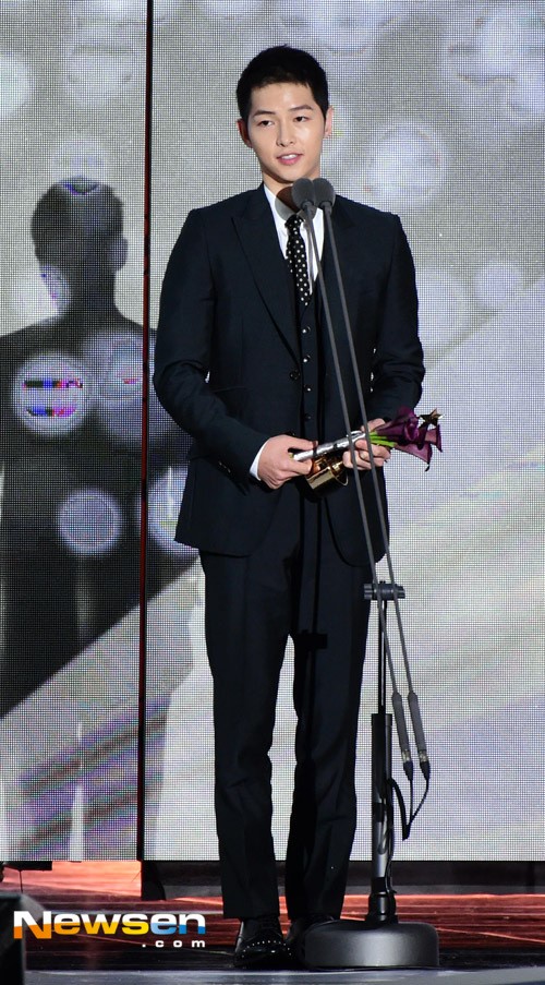 Tối 2/10, lễ trao giải APAN Star Awards  2016 tổ chức tại Seoul (Hàn Quốc). Đây là giải thưởng tôn vinh những nghệ sĩ có nhiều đóng góp về mảng phim truyền hình trong năm 2016. Song Joong Ki nhờ vai đại úy trong 