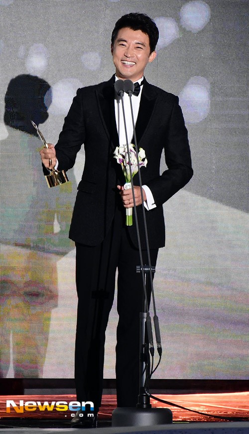 Ahn Jae Wook nhận giải