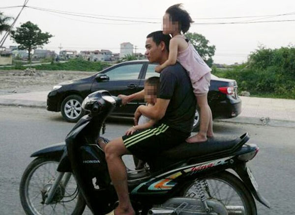 Thật sự, không hiểu người cha này nghĩ gì mà để đứa trẻ đứng trên xe còn bản thân thì đi xe 1 tay  còn 1 tay giữ đứa nhỏ ngồi trước