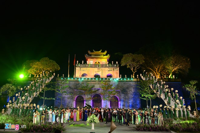 Sự kiện khai mạc Festival Áo dài Hà Nội 2016 diễn ra vào tối 14/10 tại Quảng trường Đoan Môn - Khu di tích Hoàng thành Thăng Long. Sân khấu được trang trí hài hòa với kiến trúc cổ kính của cổng Đoan Môn. 